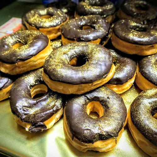 Doughnuts To Go storefront