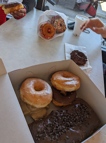 Daily Donuts storefront