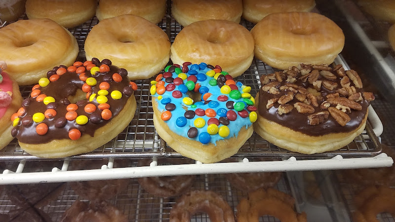 Donut Palace storefront