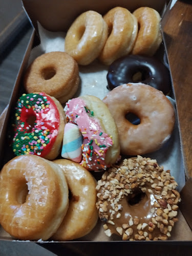 Donut Palace storefront