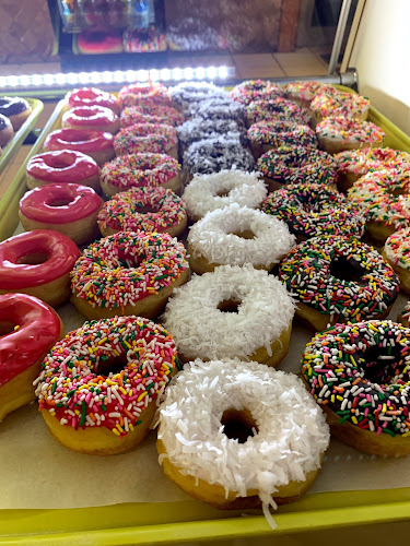 Donut Palace storefront