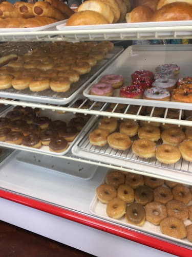 Donut Palace storefront