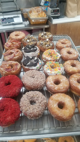 Mama Donuts storefront