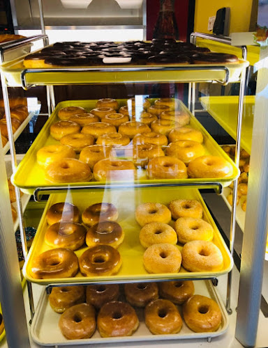 Love’s Donuts Oak Street storefront