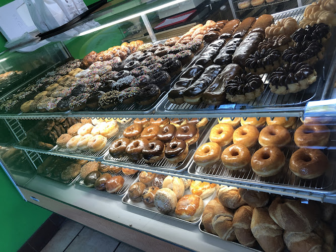 Happy Donuts Willits storefront