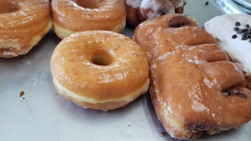 Rainbow Donuts storefront