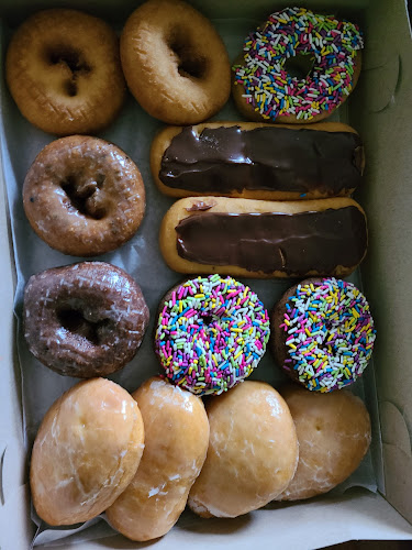 Baker's Dozen Donuts storefront