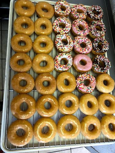 Hank Donuts storefront
