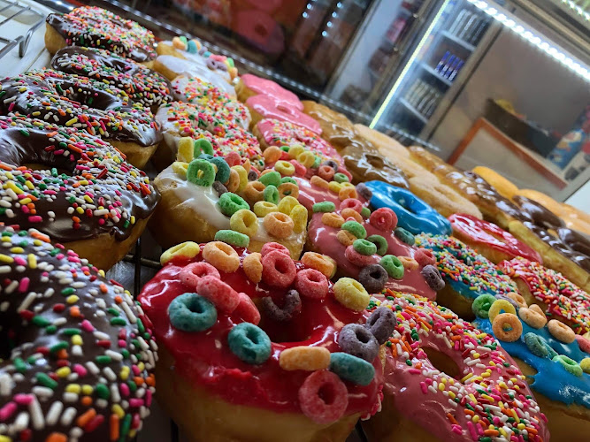 Donuts Palace in Deweyville storefront