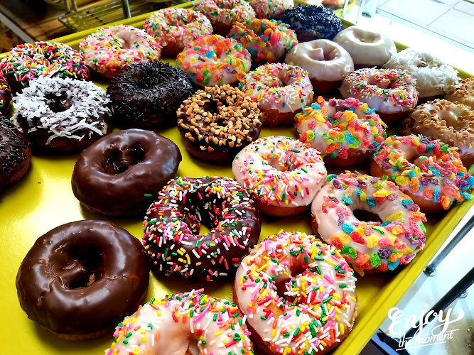 Rainbow Donuts storefront