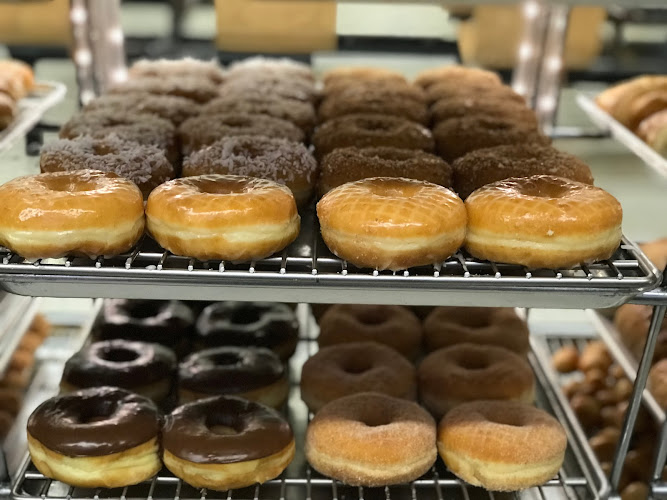 Donuts Queen storefront