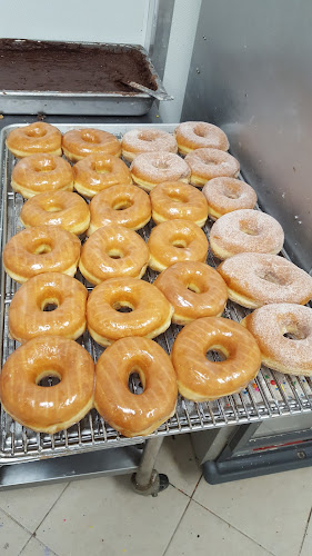 Paris Frank’s Donuts storefront