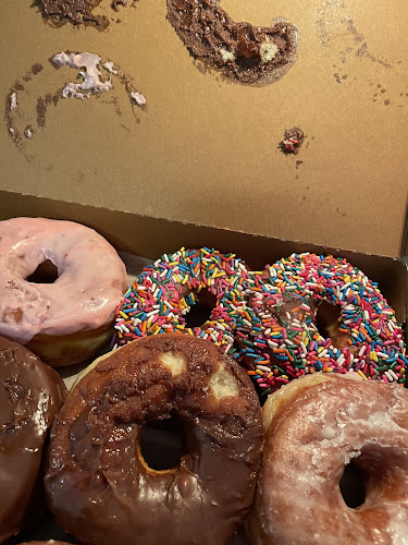 Donut Palace storefront