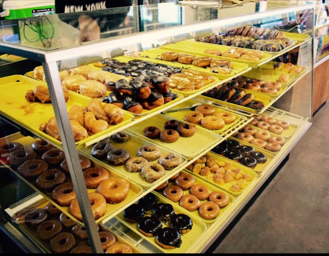 Dee's Deelicous Donuts and Lunch storefront