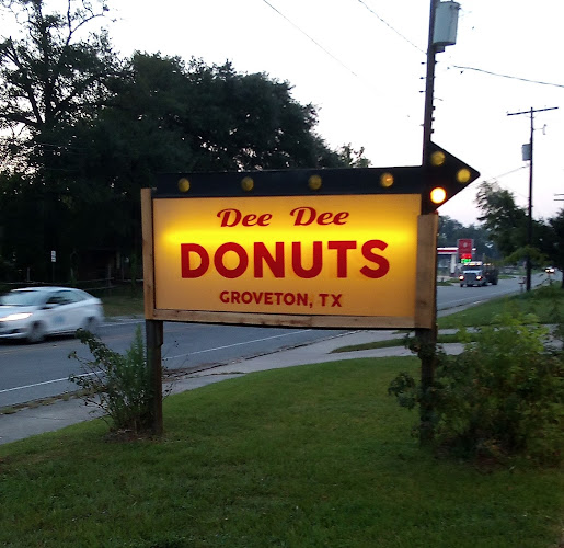 Dee Dee Donuts storefront