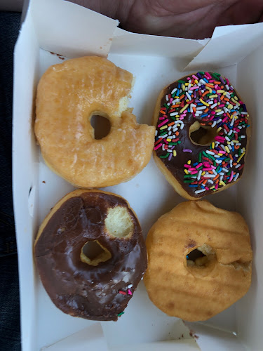 Forrest Donuts storefront