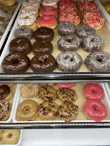 Palm Tree Donuts storefront