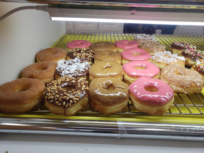 Golden Raised Donuts: Lakeside storefront