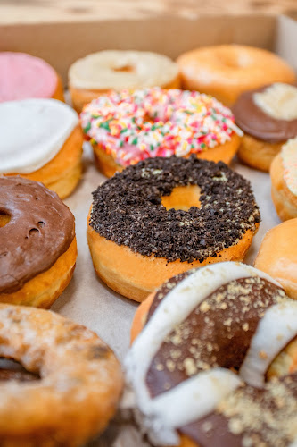 Donut Palace storefront