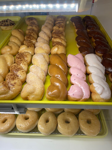 Baker's Dozen Donuts storefront