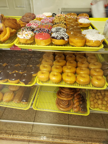 R & S Victoria Donuts storefront