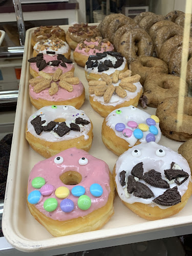 Red Oak Donuts Uptown storefront