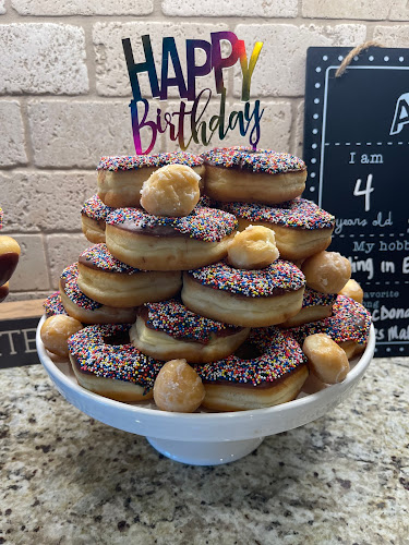 Donut Palace storefront