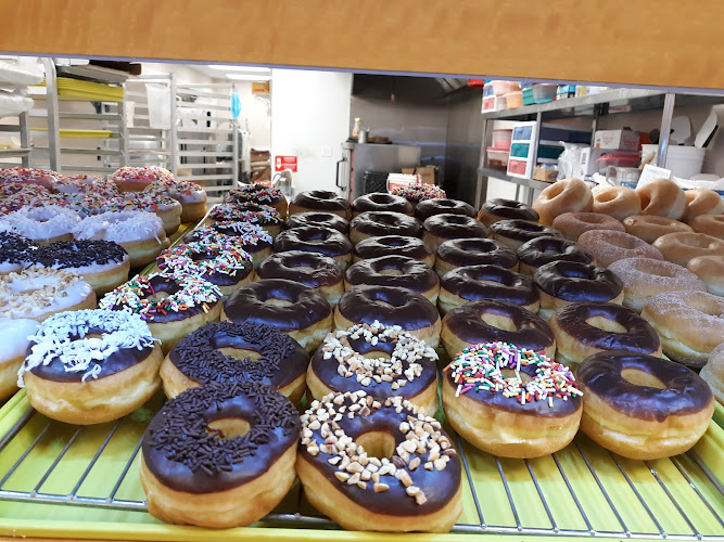 DE&S Donuts - Highway 21 storefront