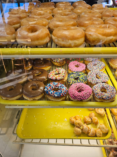 Lee's Donuts storefront