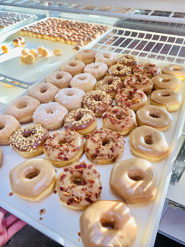 Donut Palace storefront