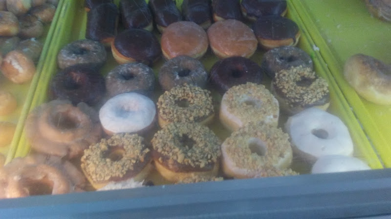 Rainbow Donuts storefront