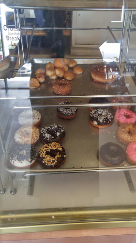 Lindsay Donuts storefront