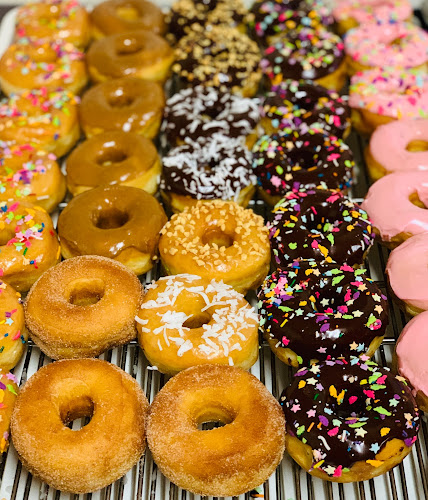 Donut Palace storefront