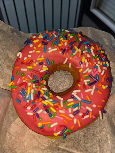 Dundee's Donuts storefront
