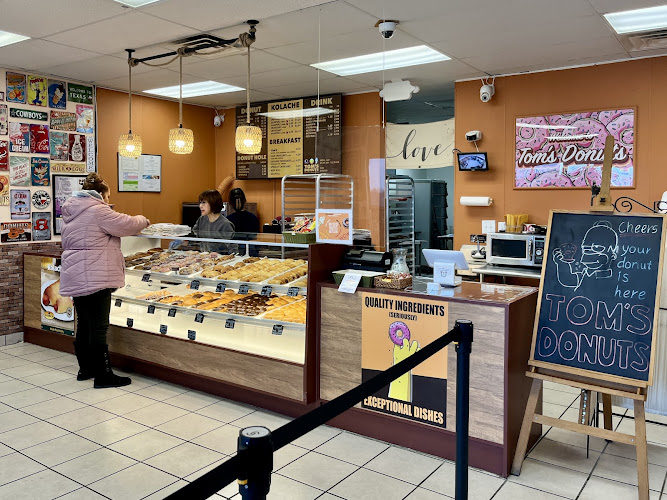 Tom’s Donuts storefront