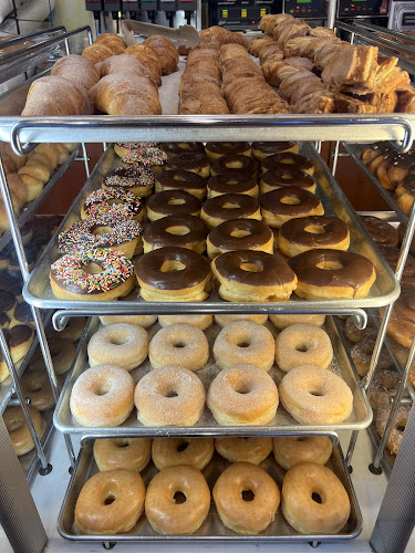 Daily Donuts storefront