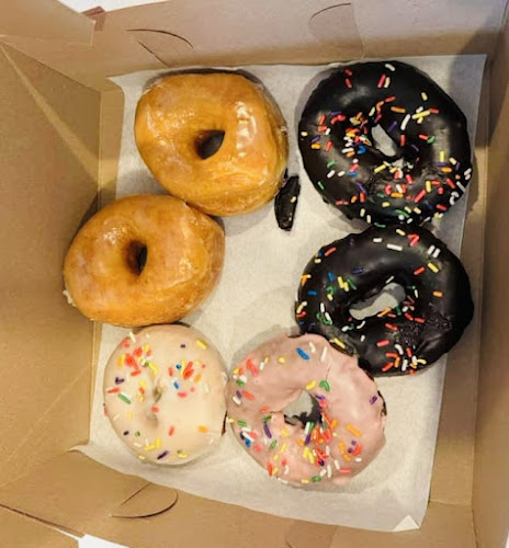 Dans Donuts Deli & Desserts storefront