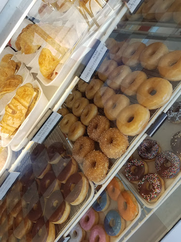 Donut Palace storefront