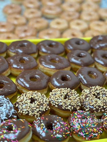 Daylight donut and snow boba tea storefront