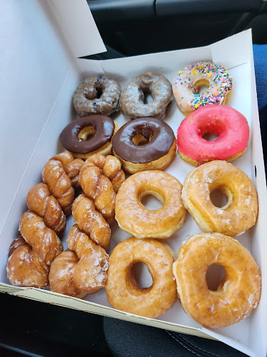 Golden Raised Donuts: Park Avenue storefront