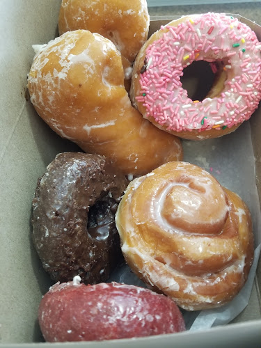 Elias Donuts storefront