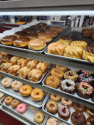 Lucky’s Donuts & Ice Cream storefront