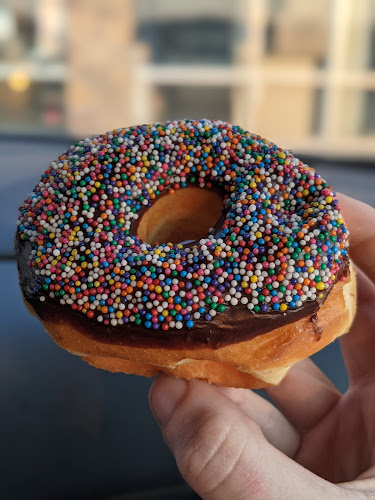 Donut Palace storefront