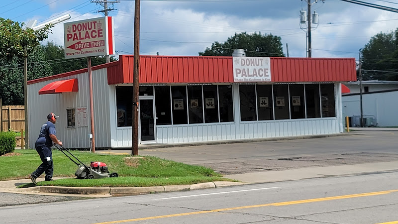 Donut Palace storefront