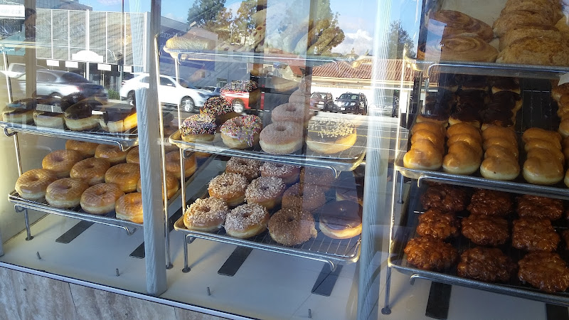 Dolly's Donuts & Cookies Too storefront