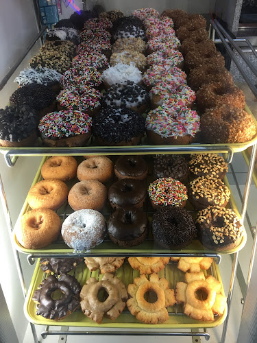 Queen's Donuts storefront