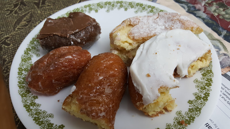 Currys Donuts storefront