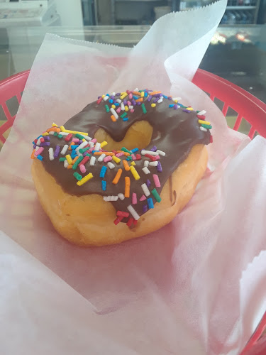 Bea's Donuts storefront