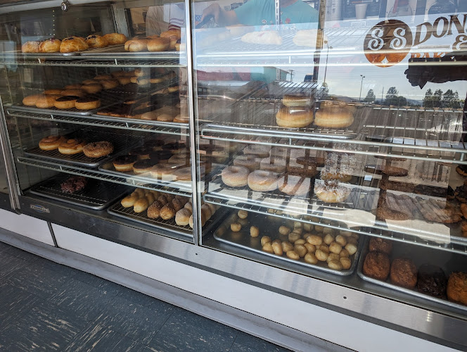 S & S Donut & Bake Shop - Newhall (Lyons) storefront