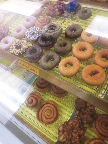 Rainbow Donuts storefront